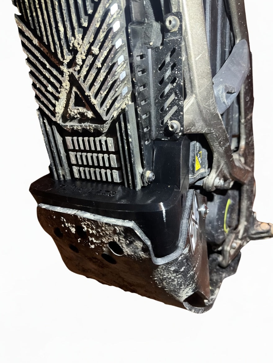 Surron Ultra Bee AXON / SXS Skid plate mud deflector